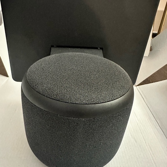 Echo show 10 - open box. Original charger included, but original packing is not - Picture 4 of 5